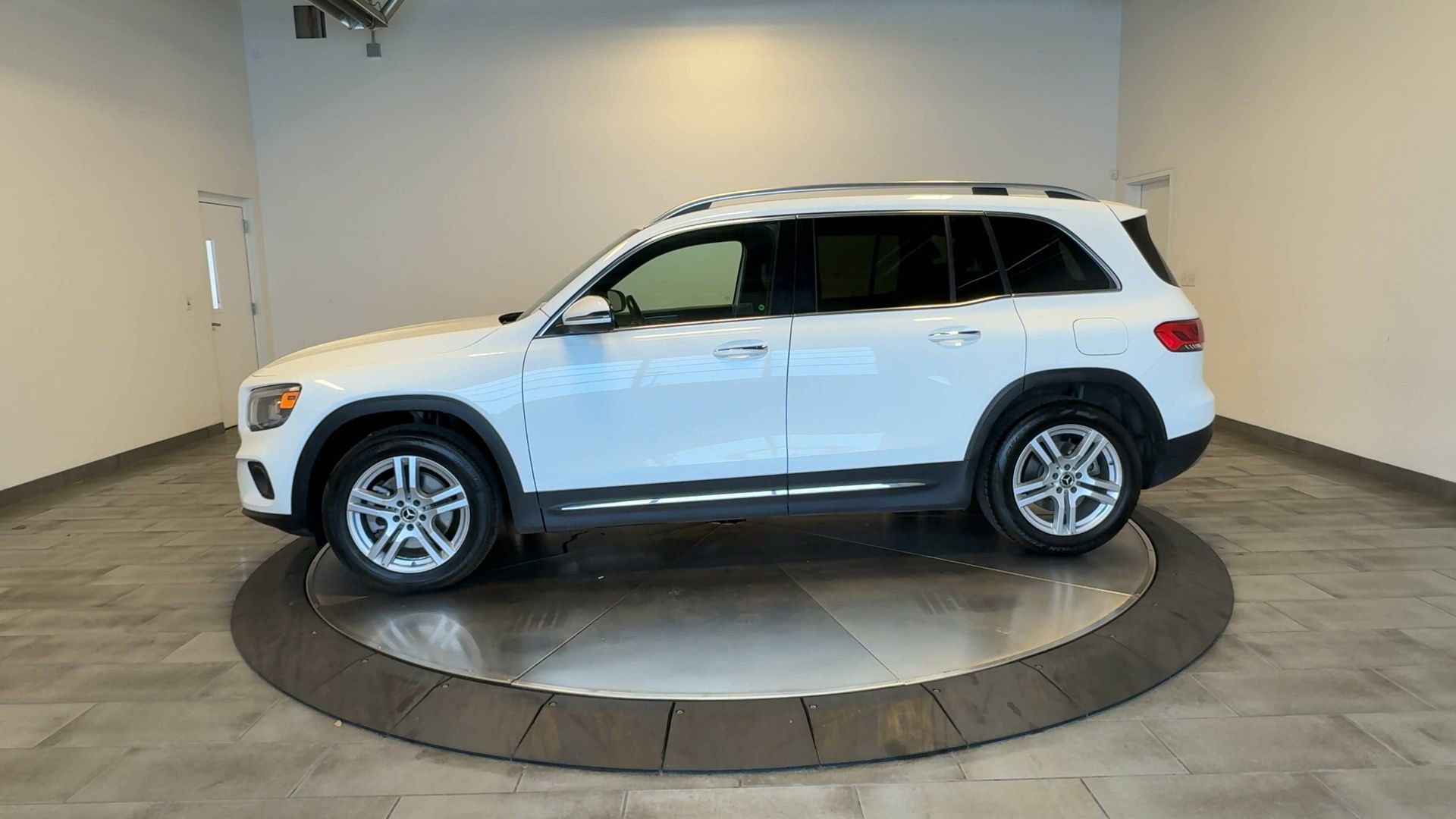 Used 2023 Mercedes-Benz GLB 250 4MATIC image 5