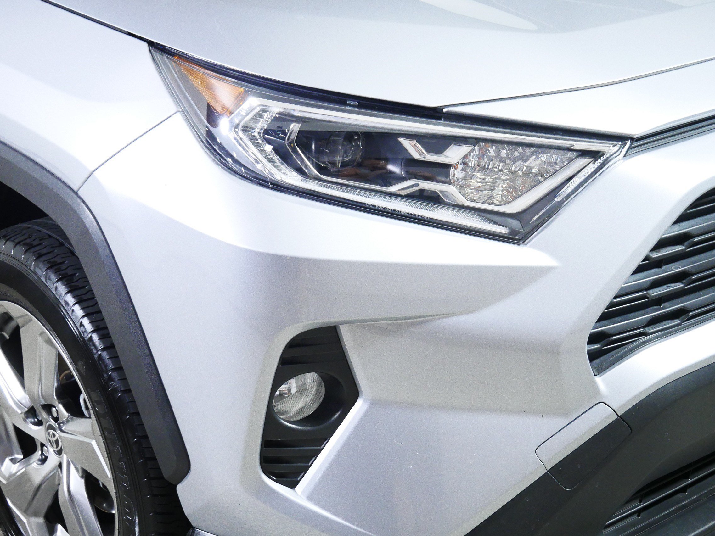 Used 2021 Toyota RAV4 XLE Premium AWD/4WD image 16