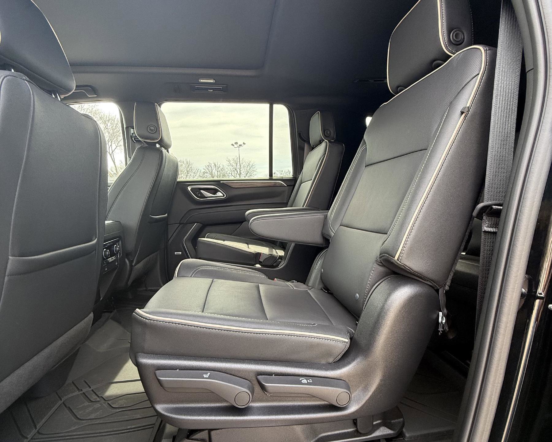 Used 2024 Chevrolet Suburban Premier w/ Premium Package 2 image 7