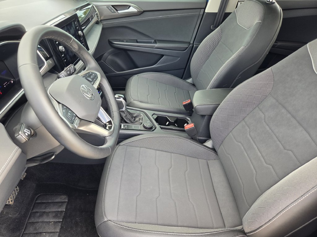Certified 2025 Volkswagen Taos SE AWD/4WD image 11