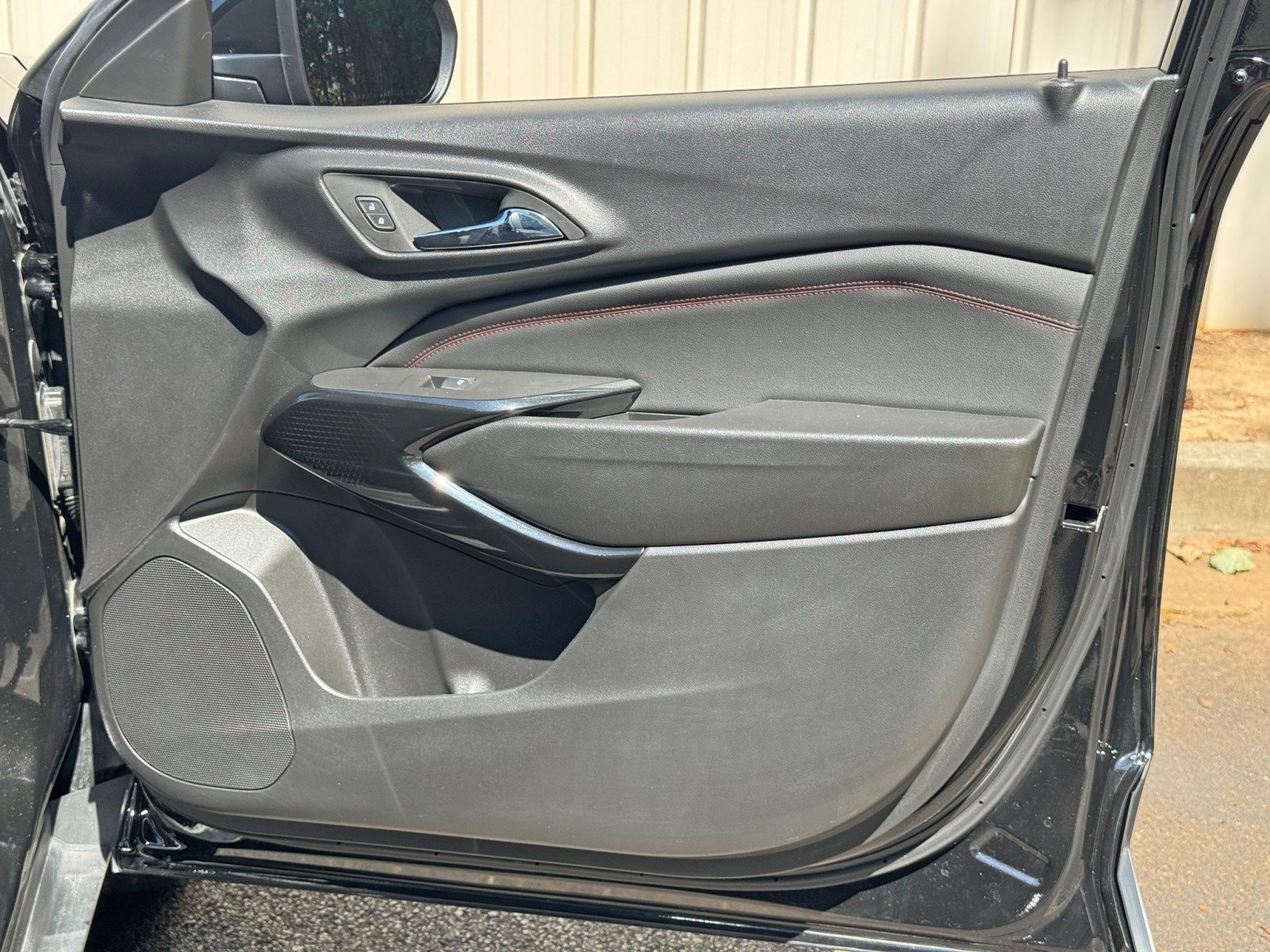 Used 2025 Chevrolet Trax RS FWD image 40