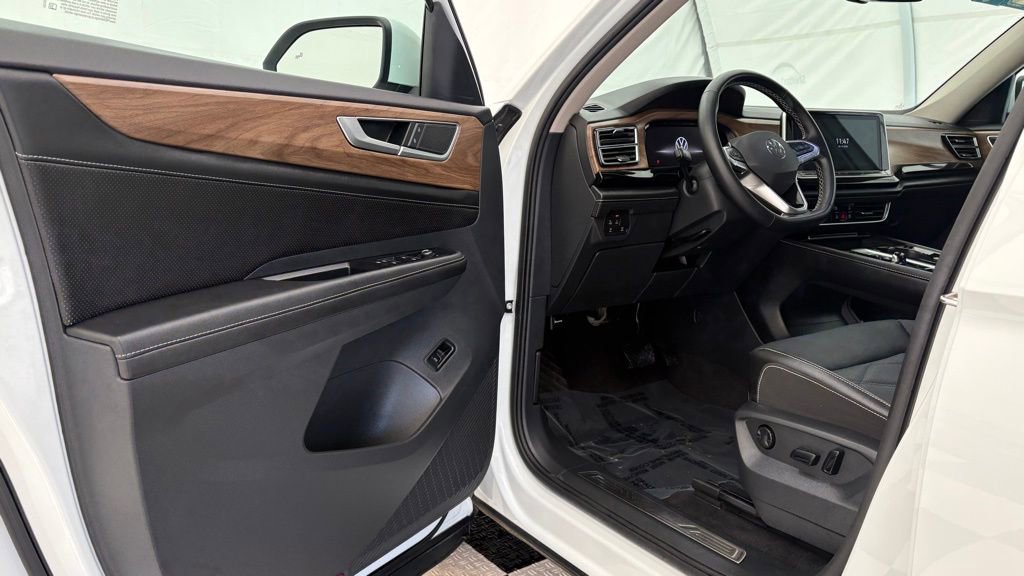 Used 2024 Volkswagen Atlas SE w/ Black Wheel Package image 35