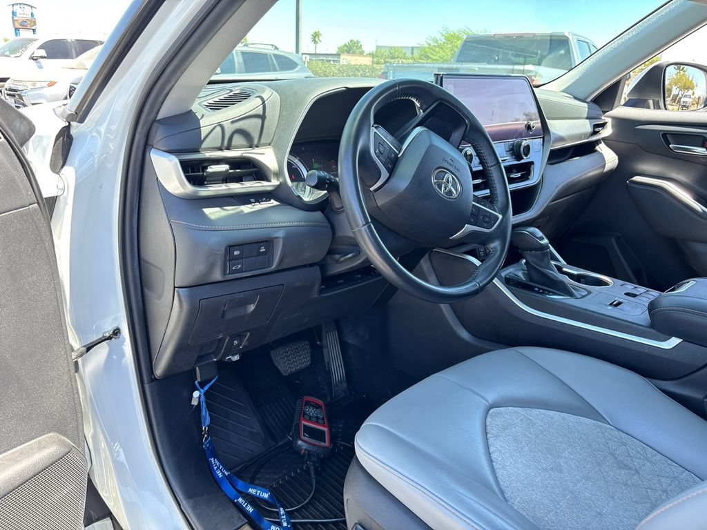 Used 2023 Toyota Highlander Bronze Edition AWD/4WD image 9