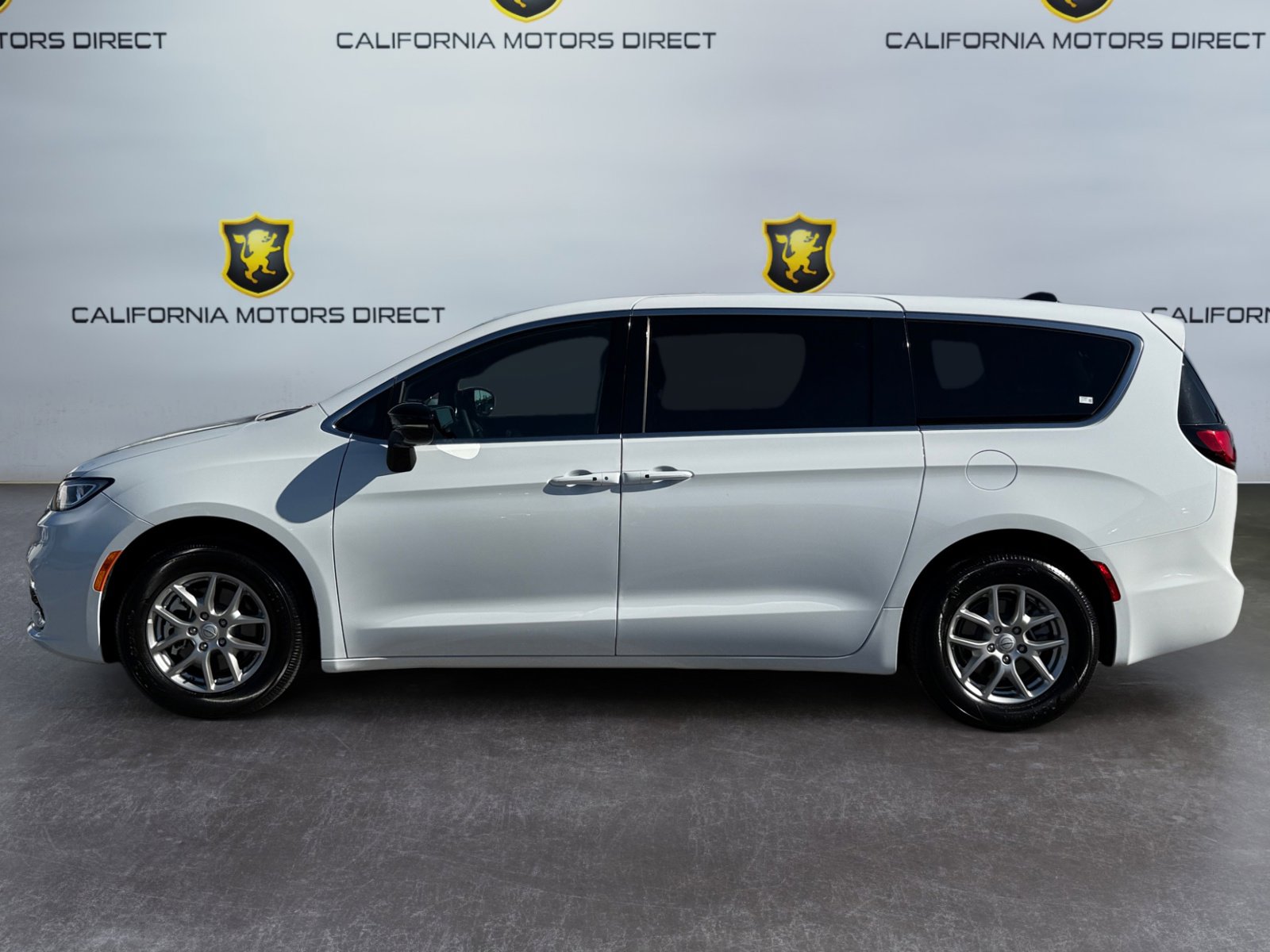 Used 2026 Chrysler Pacifica Select image 2
