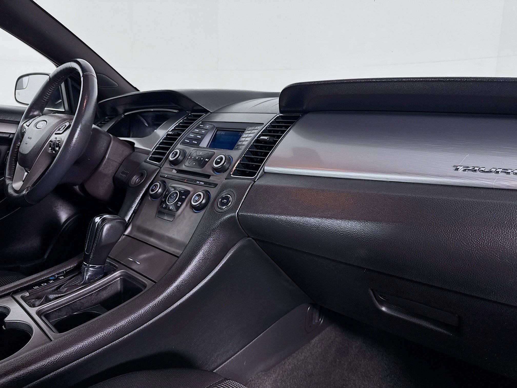 Used 2018 Ford Taurus SEL image 40