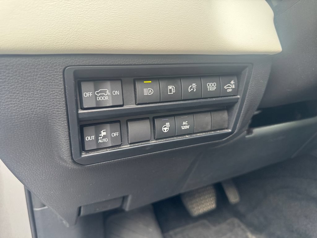 Used 2024 Toyota Sequoia Capstone AWD/4WD image 31