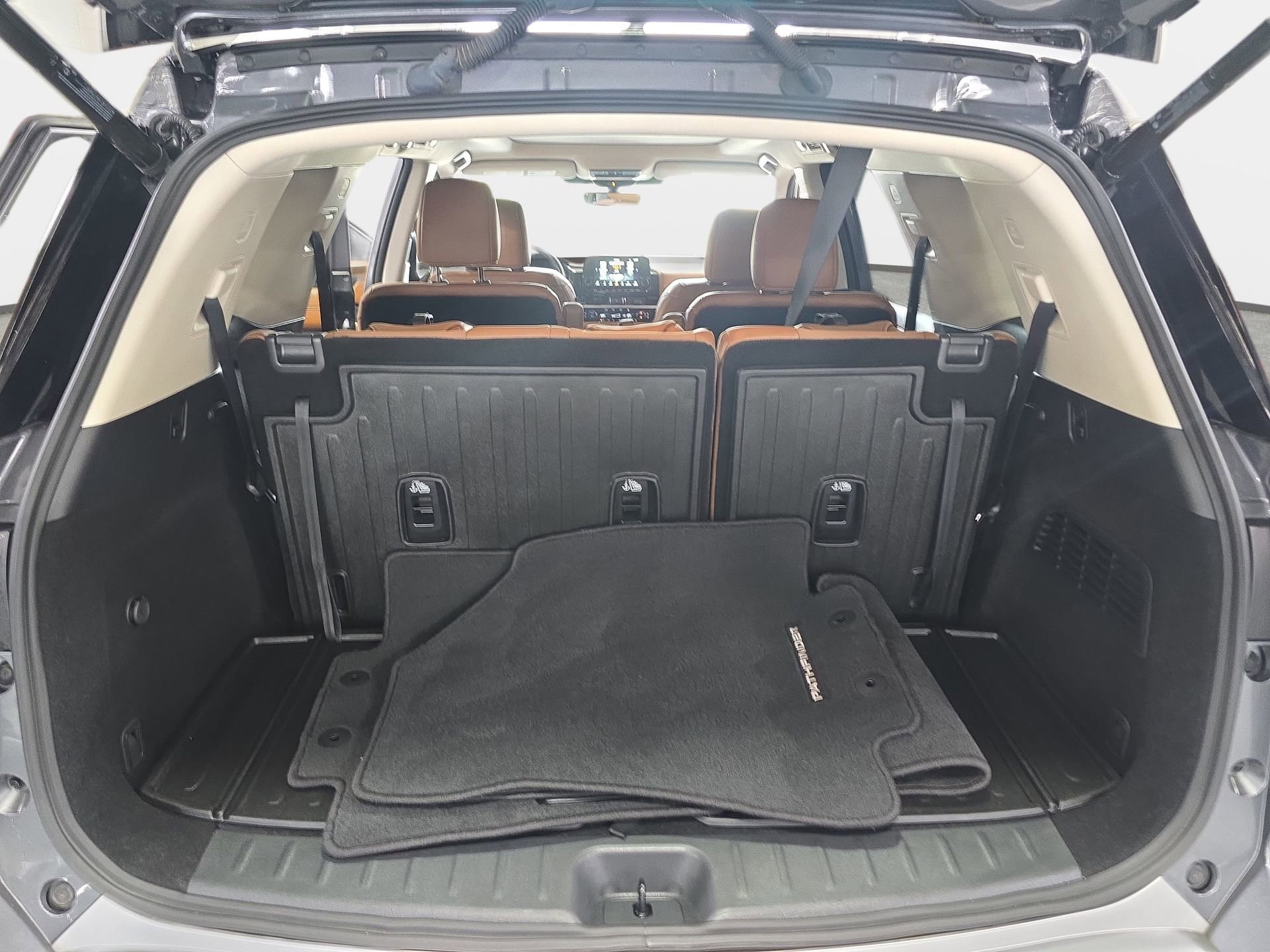 Used 2025 Nissan Pathfinder Platinum FWD image 12