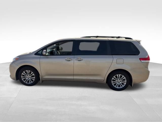 Used 2012 Toyota Sienna XLE w/ Entertainment Pkg image 7