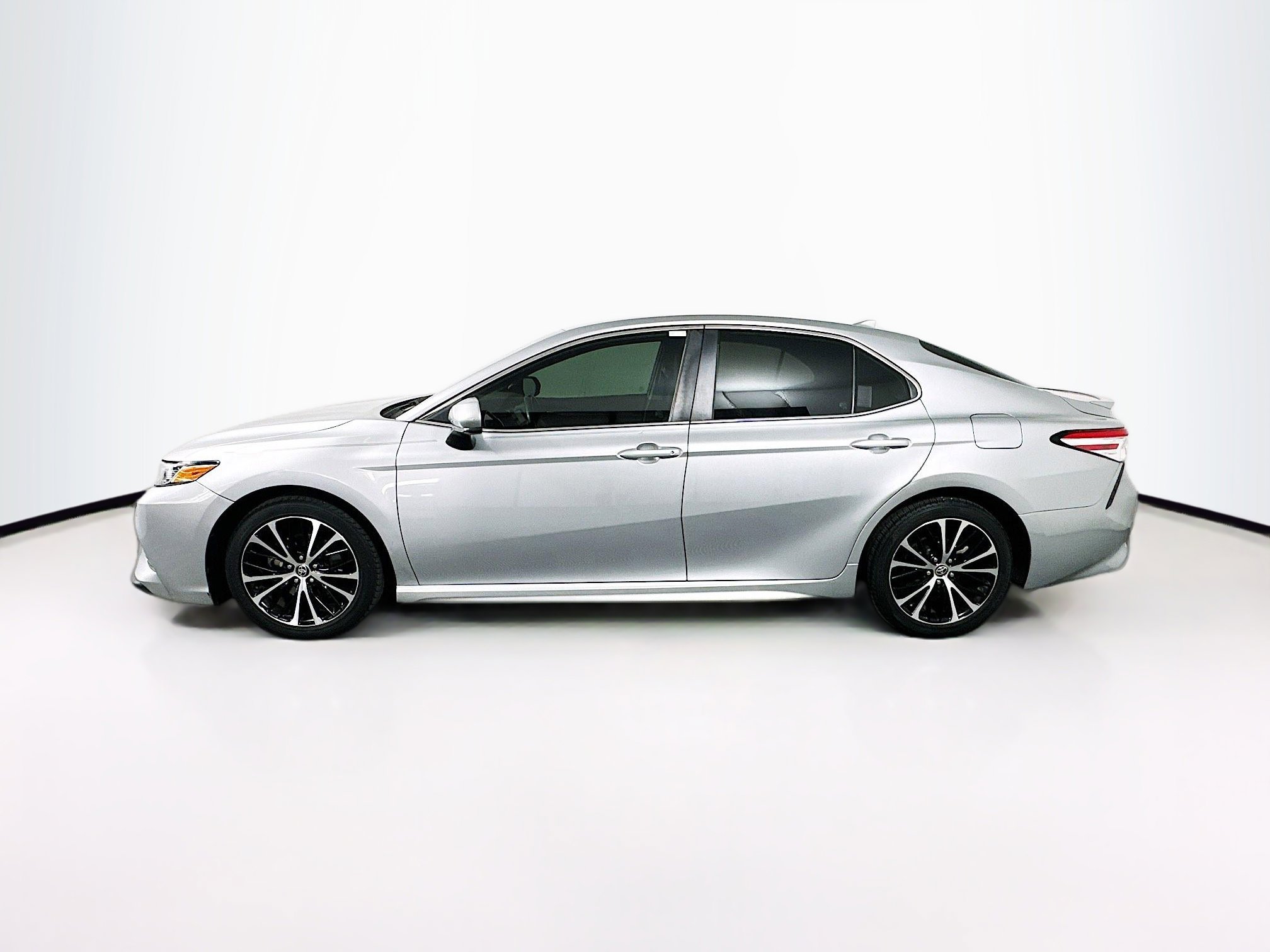 Used 2020 Toyota Camry SE FWD image 4