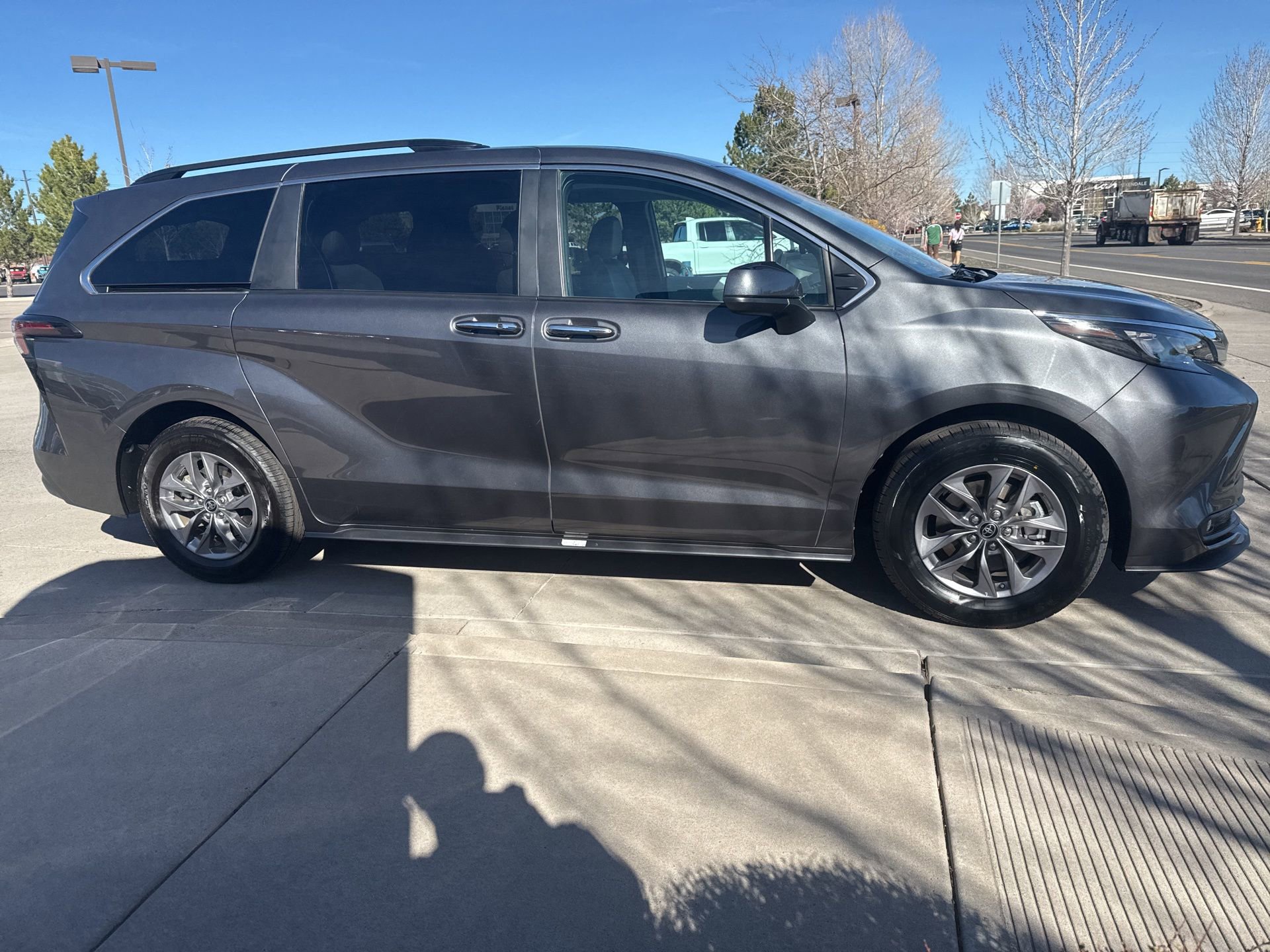 Used 2025 Toyota Sienna XLE image 4
