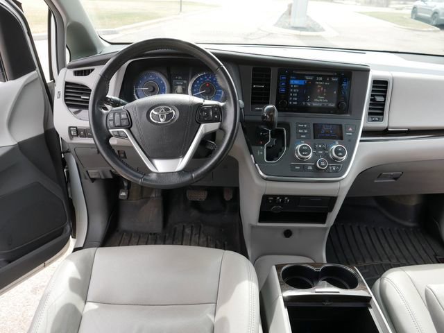Used 2017 Toyota Sienna XLE image 22