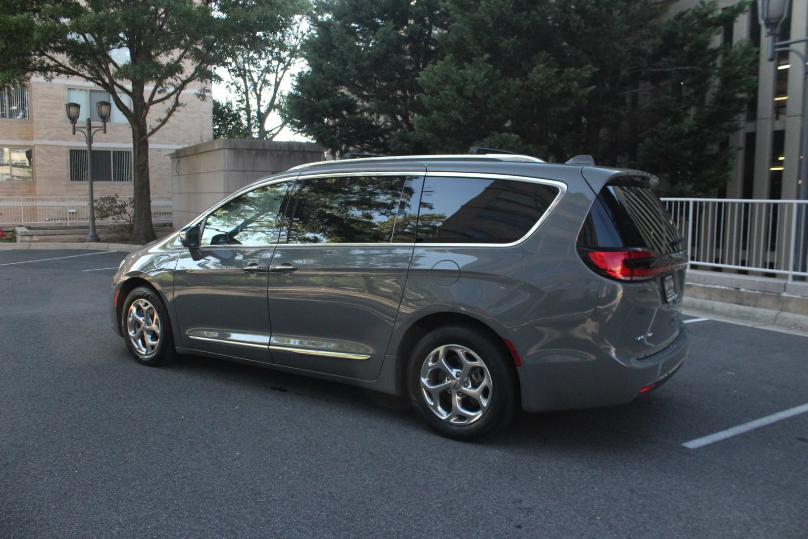 Used 2021 Chrysler Pacifica Limited w/ Uconnect Theater Family Group FWD image 9