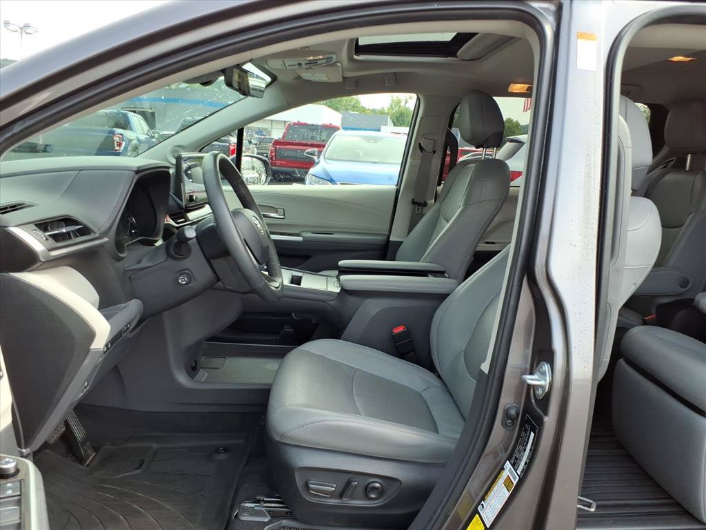 Used 2024 Toyota Sienna Limited AWD/4WD image 11
