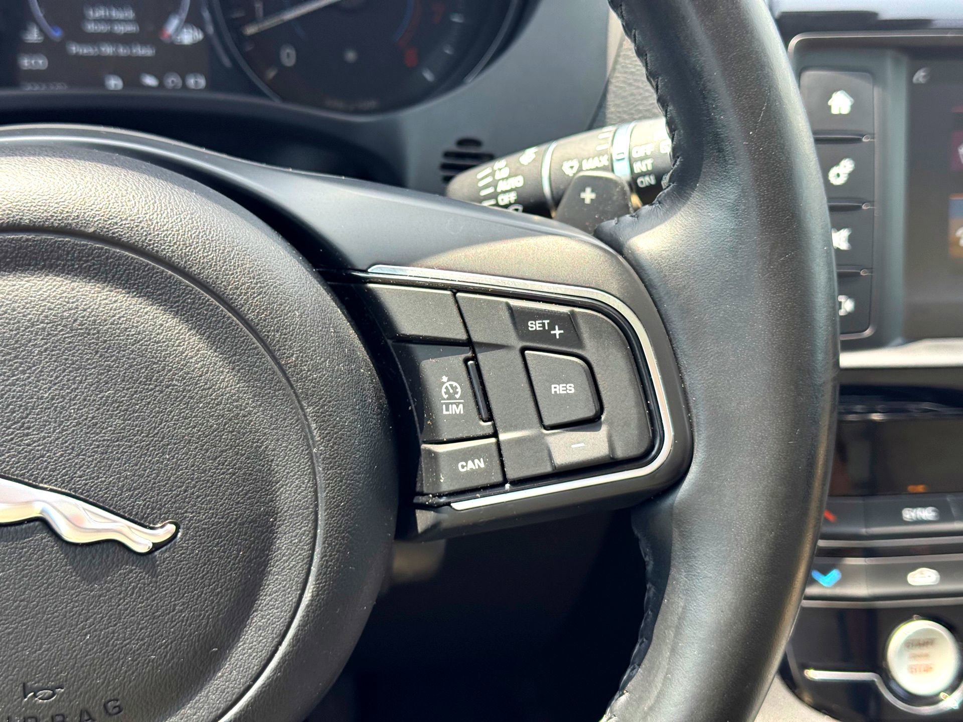 Used 2018 Jaguar F-PACE Premium AWD/4WD image 26