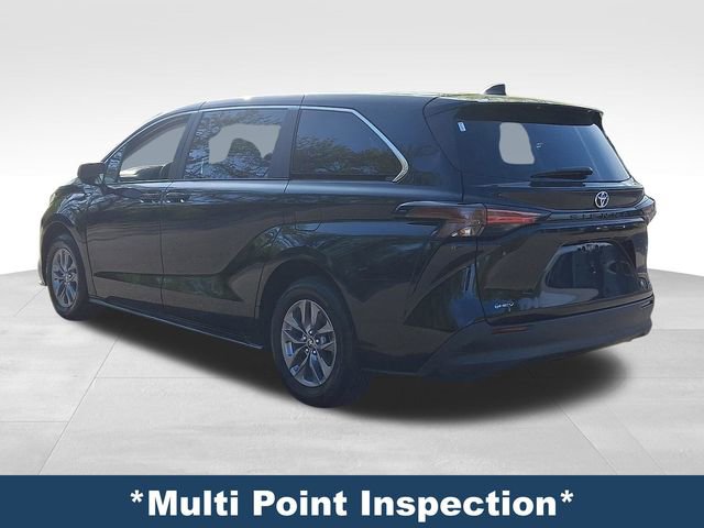Used 2025 Toyota Sienna LE image 5