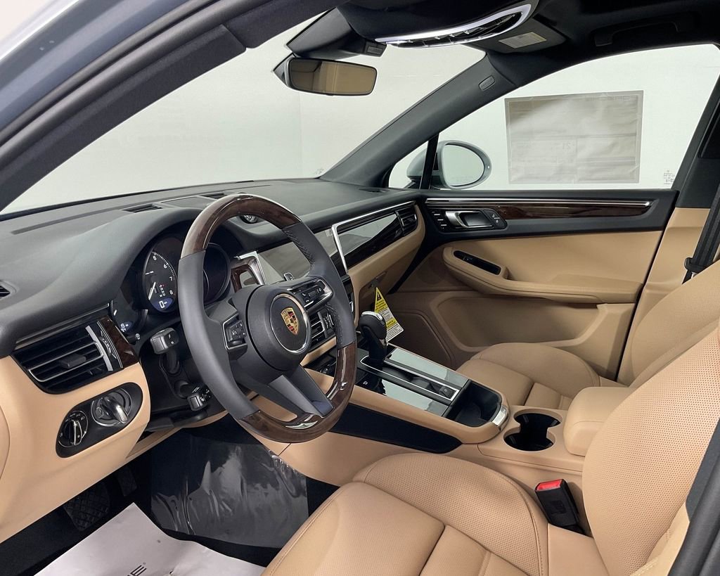Certified 2025 Porsche Macan AWD/4WD image 4