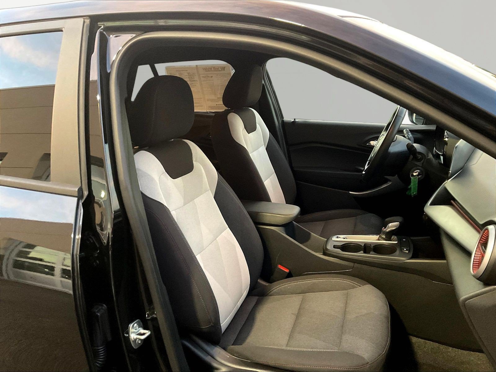 Used 2025 Chevrolet Trax RS w/ Driver Confidence Package FWD image 28