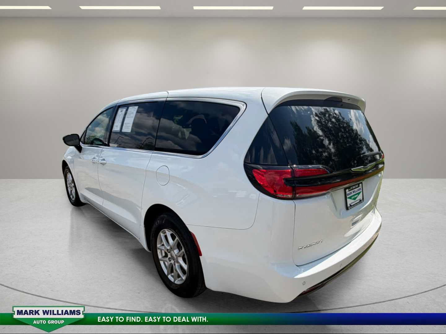 Used 2025 Chrysler Pacifica Select FWD image 8