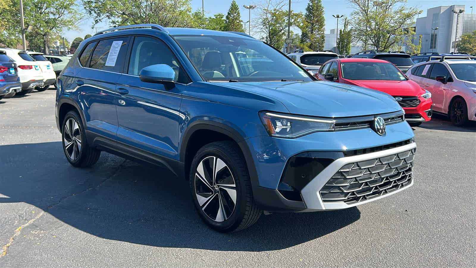 Used 2025 Volkswagen Taos SE AWD/4WD image 3