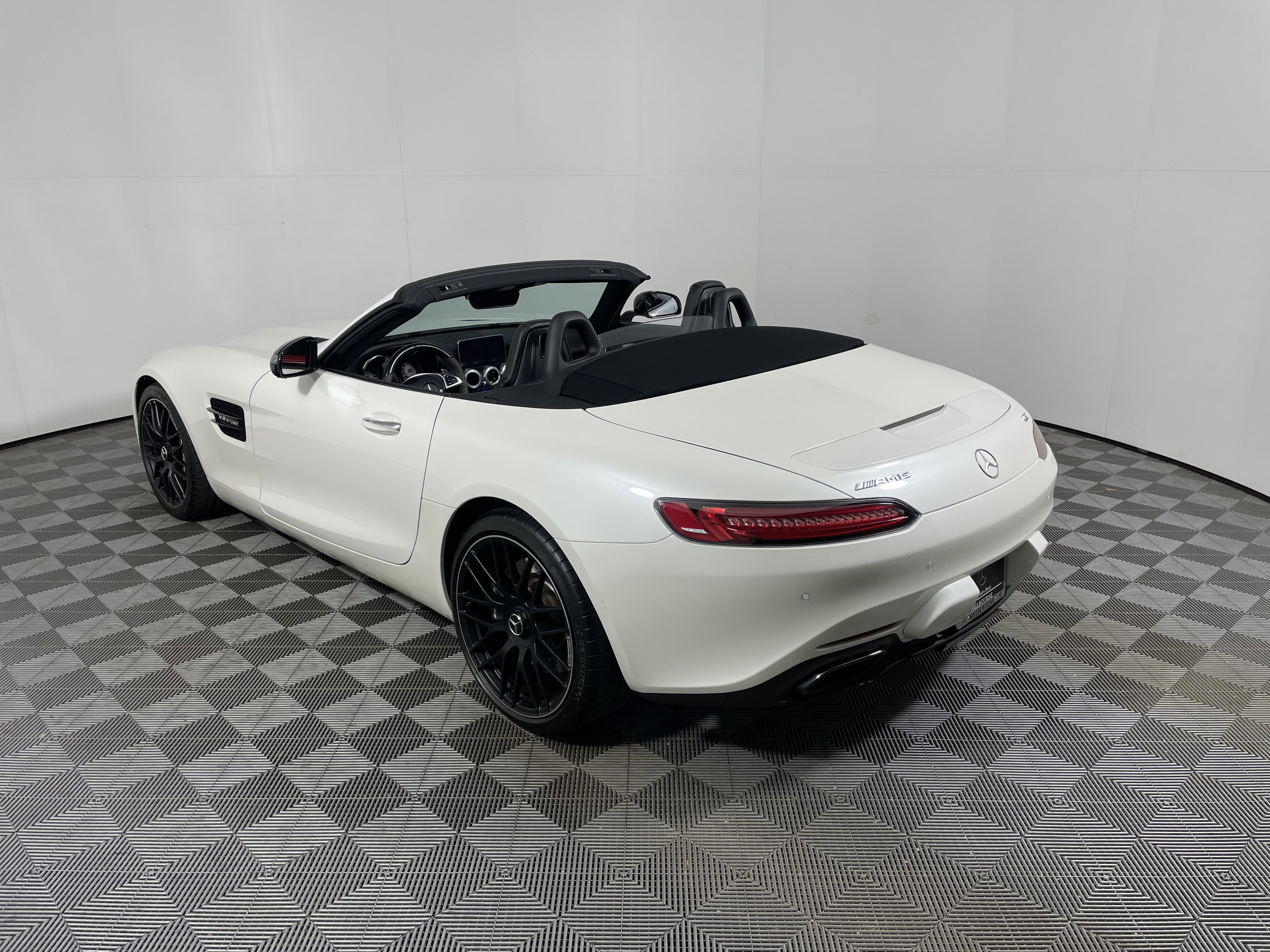 Used 2018 Mercedes-Benz AMG GT Roadster image 3