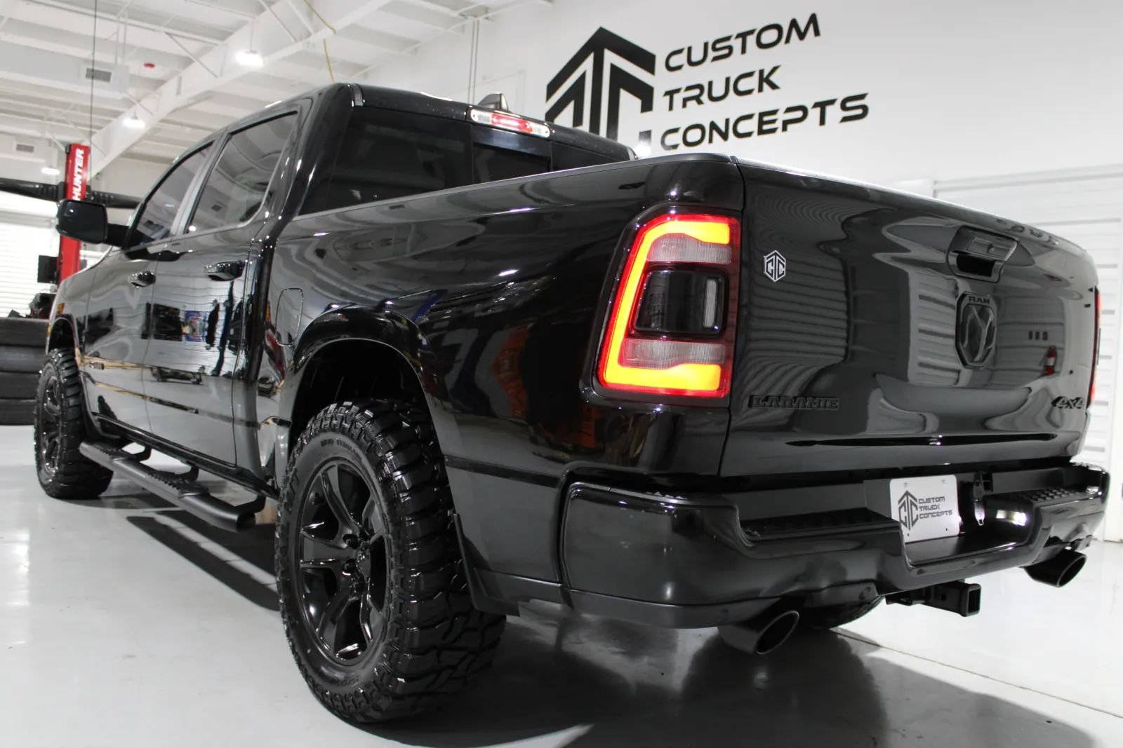 Used 2024 RAM 1500 Laramie AWD/4WD image 4