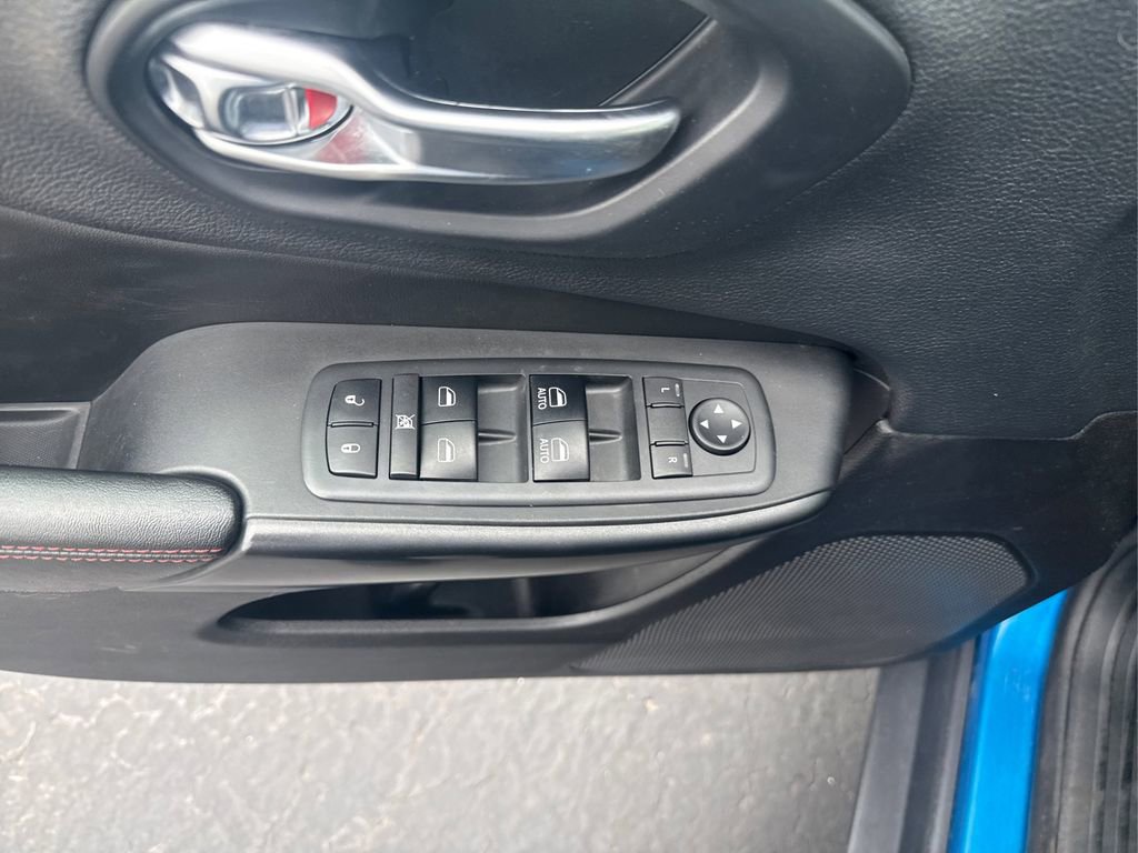 Used 2019 Jeep Cherokee Trailhawk w/ Cold Weather Group AWD/4WD image 31