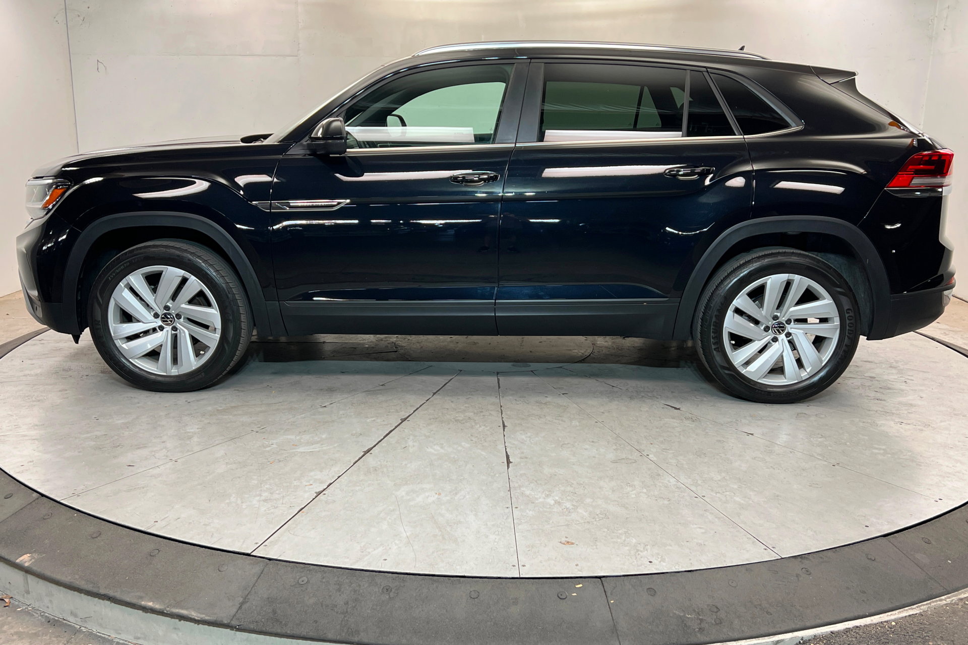 Used 2023 Volkswagen Atlas Cross Sport SE image 2