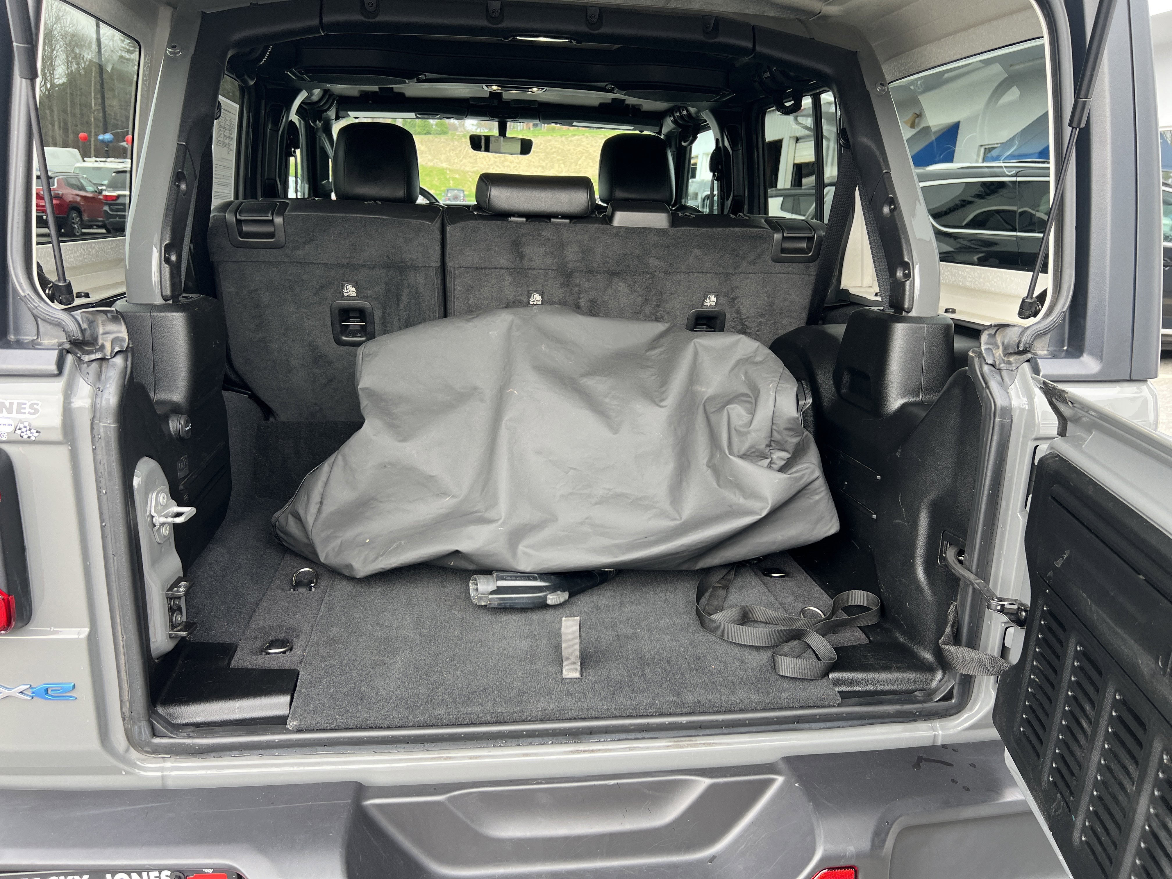 Used 2023 Jeep Wrangler Sahara w/ Cold Weather Group image 9