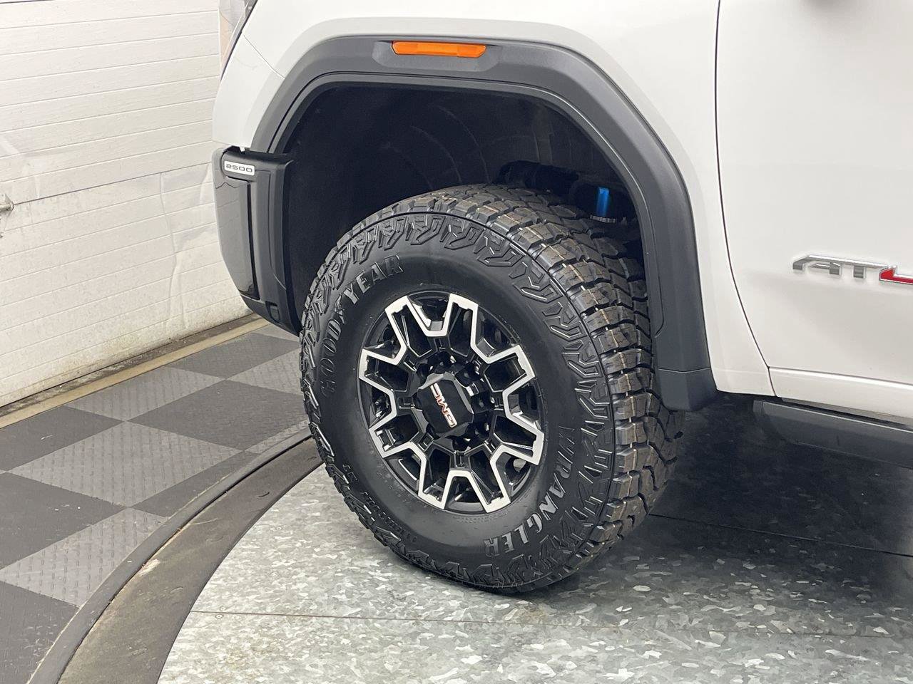 Used 2024 GMC Sierra 2500 AT4X AWD/4WD image 10