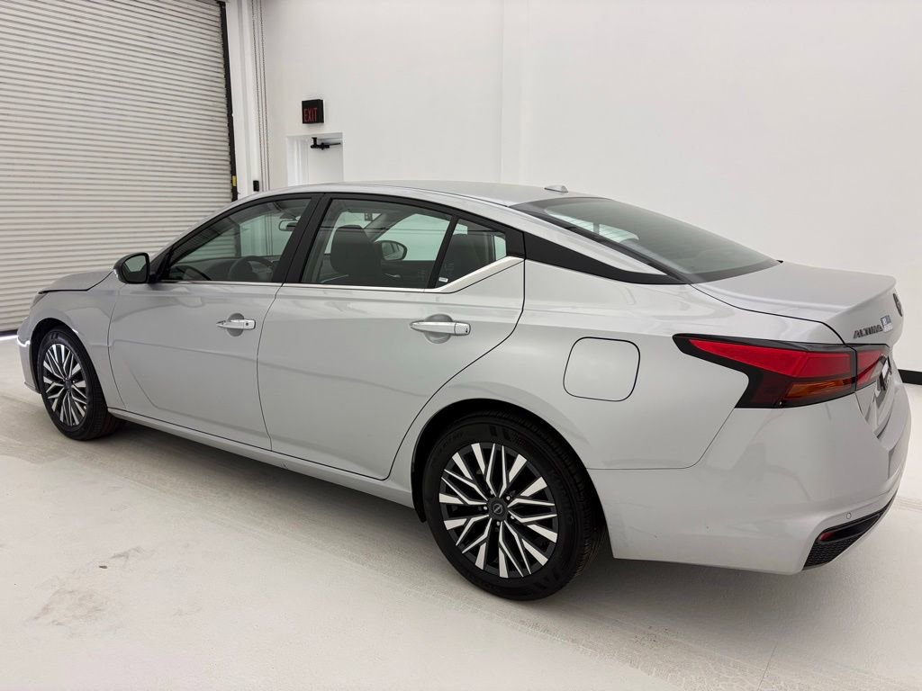 Used 2025 Nissan Altima 2.5 SV FWD image 14