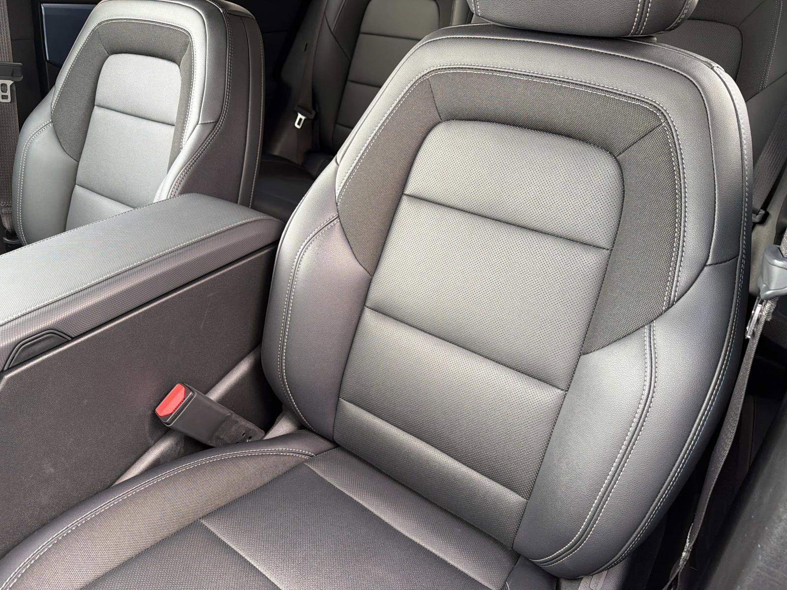 Used 2025 Chevrolet Equinox EV LT w/ Convenience Package FWD image 18