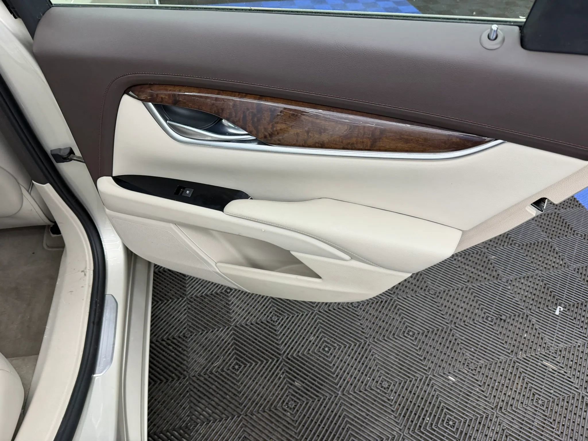 Used 2014 Cadillac XTS Luxury w/ Driver Awareness Package FWD image 8