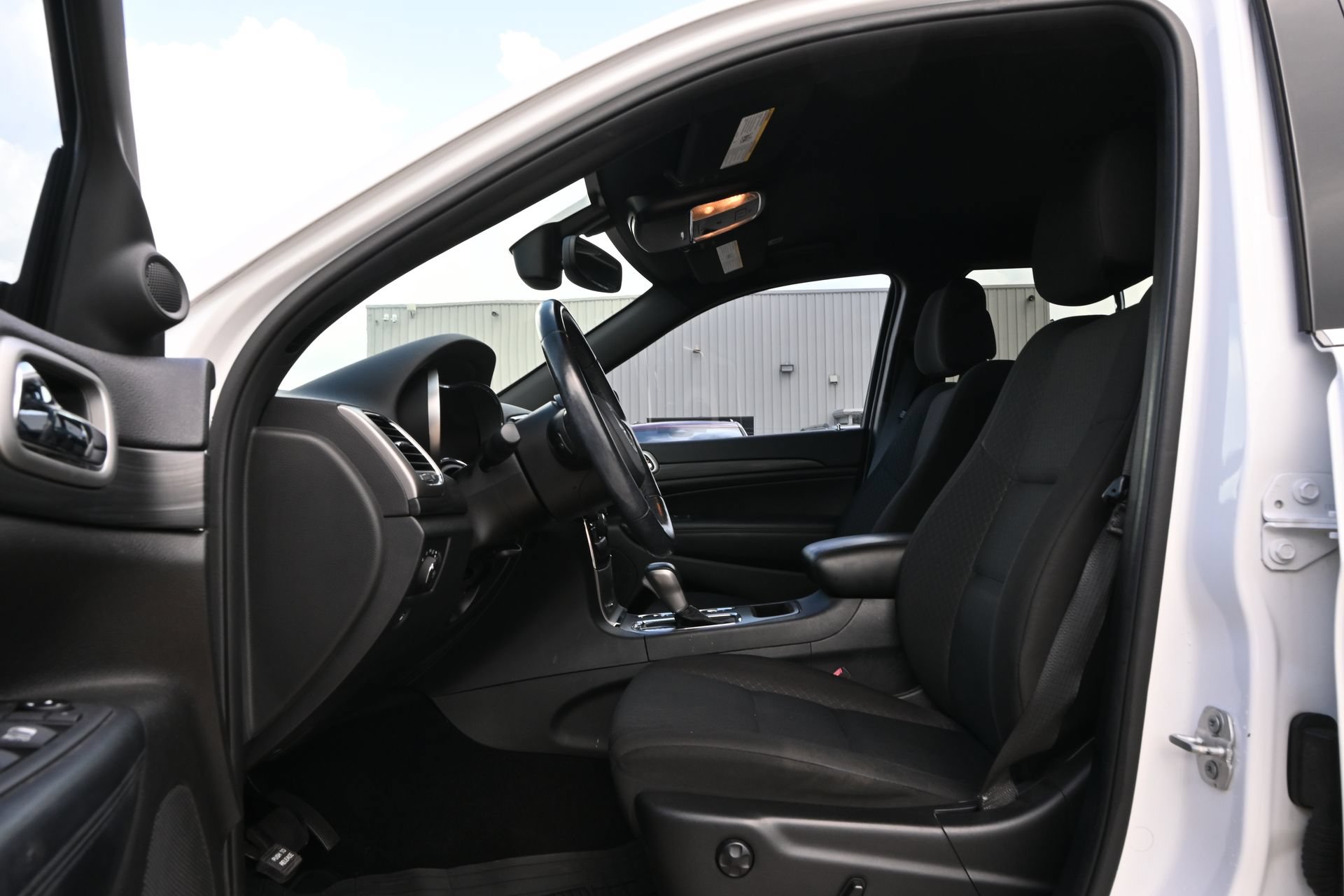 Used 2020 Jeep Grand Cherokee Laredo w/ Security & Convenience Group AWD/4WD image 19