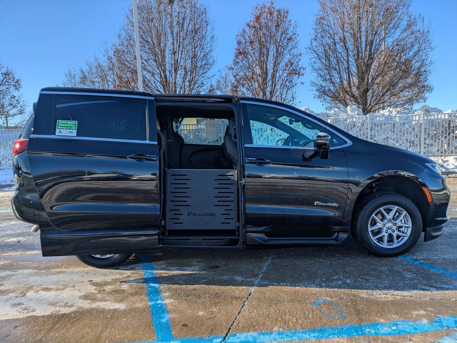 Used 2025 Chrysler Pacifica Select image 10