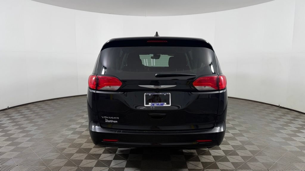Used 2023 Chrysler Voyager LX FWD image 7