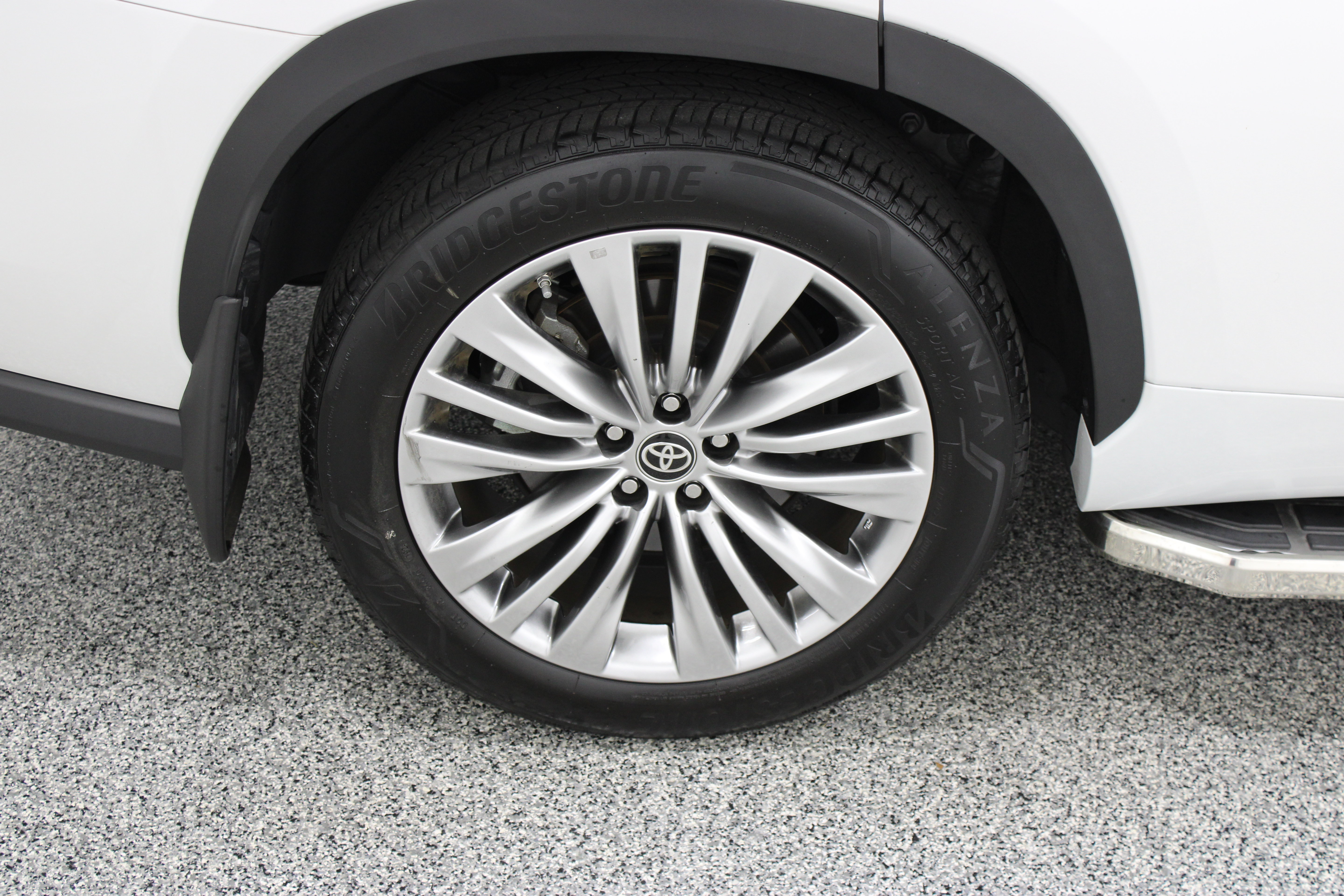 Used 2024 Toyota Highlander Platinum FWD image 6
