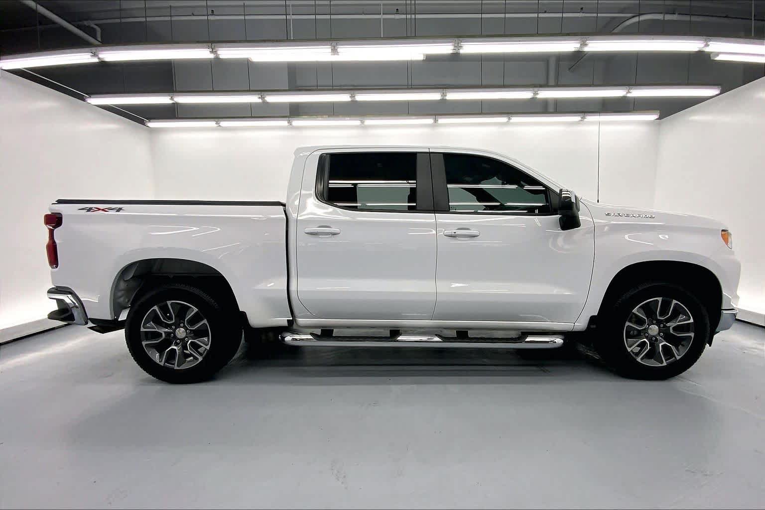 Used 2023 Chevrolet Silverado 1500 LT AWD/4WD image 3