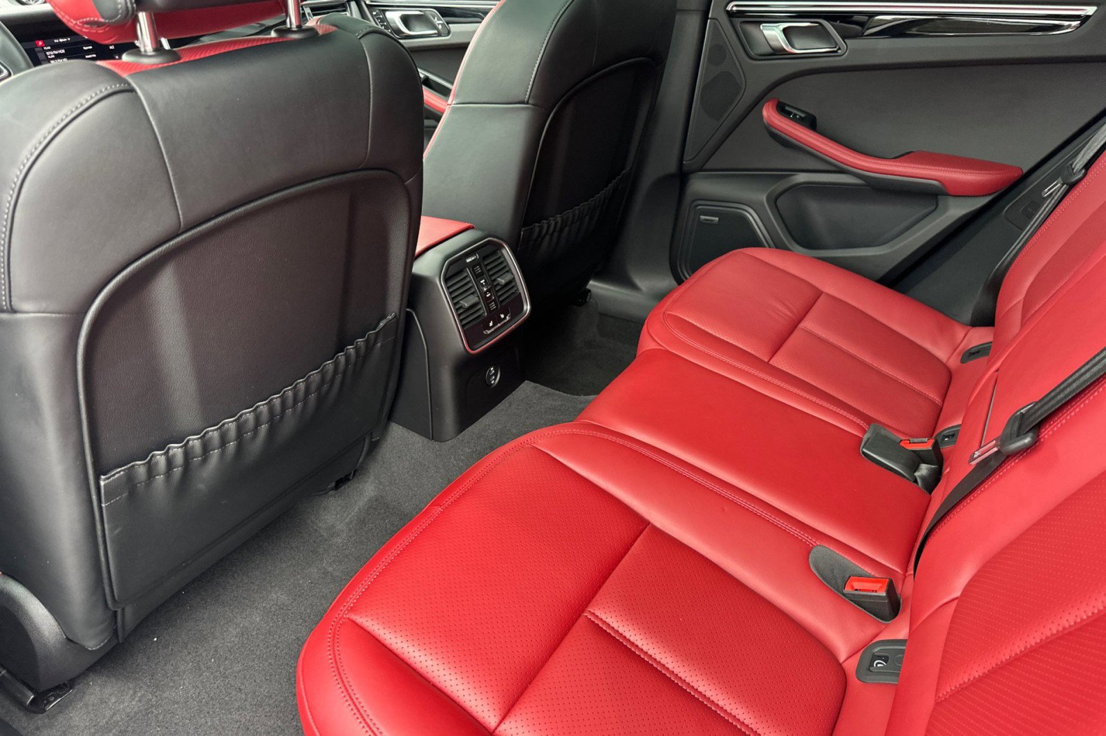 Certified 2024 Porsche Macan S AWD/4WD image 13