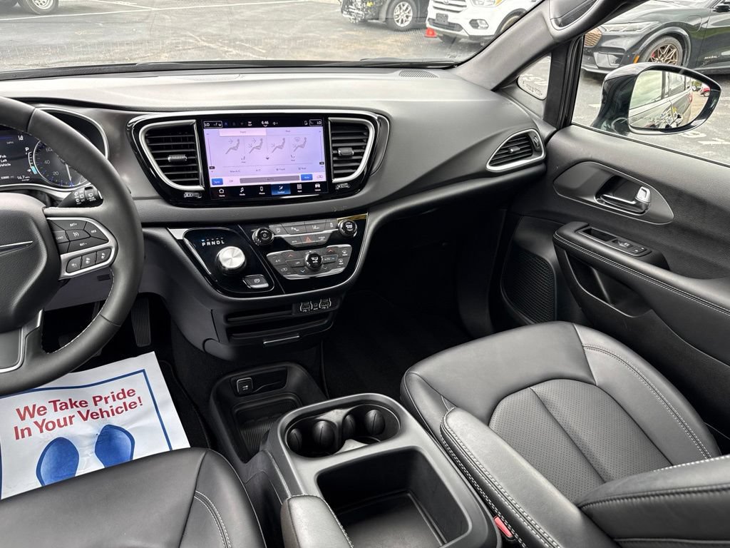 Used 2025 Chrysler Pacifica Select FWD image 14