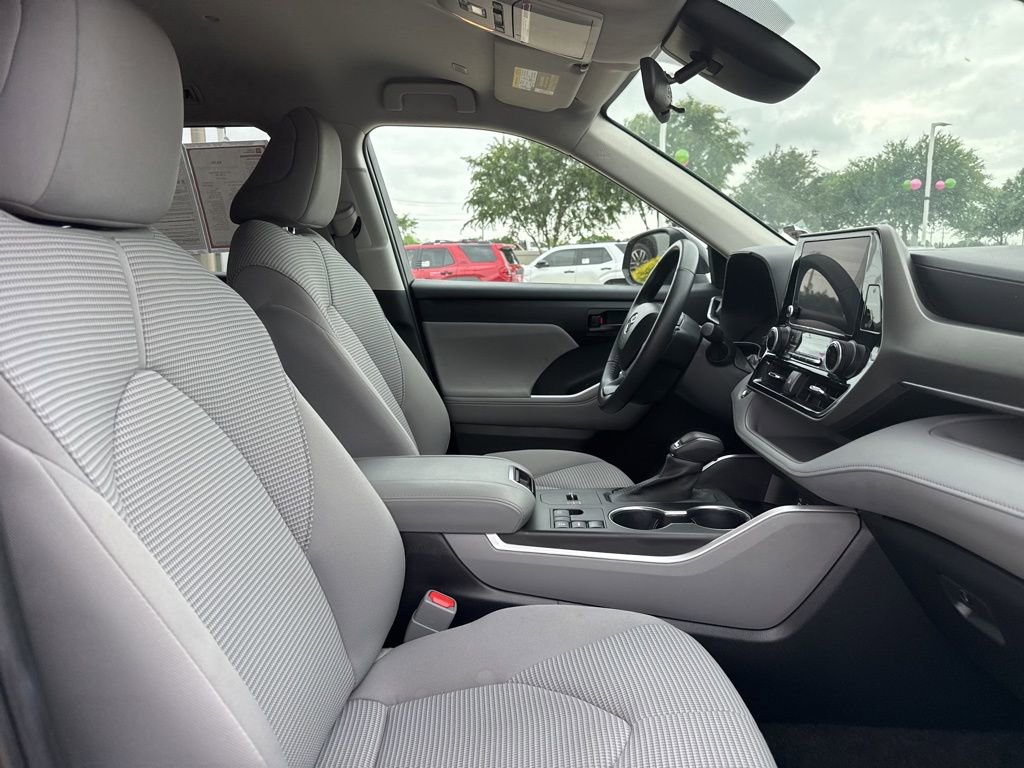 Used 2023 Toyota Highlander LE FWD image 9