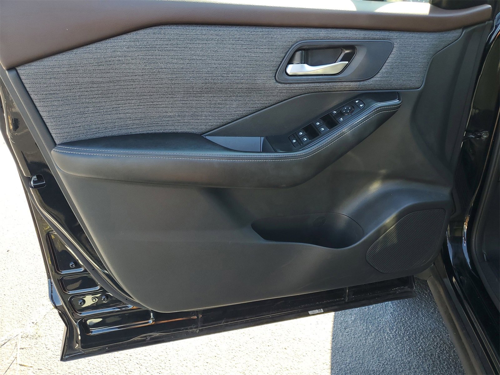 Used 2023 Nissan Rogue SV image 8