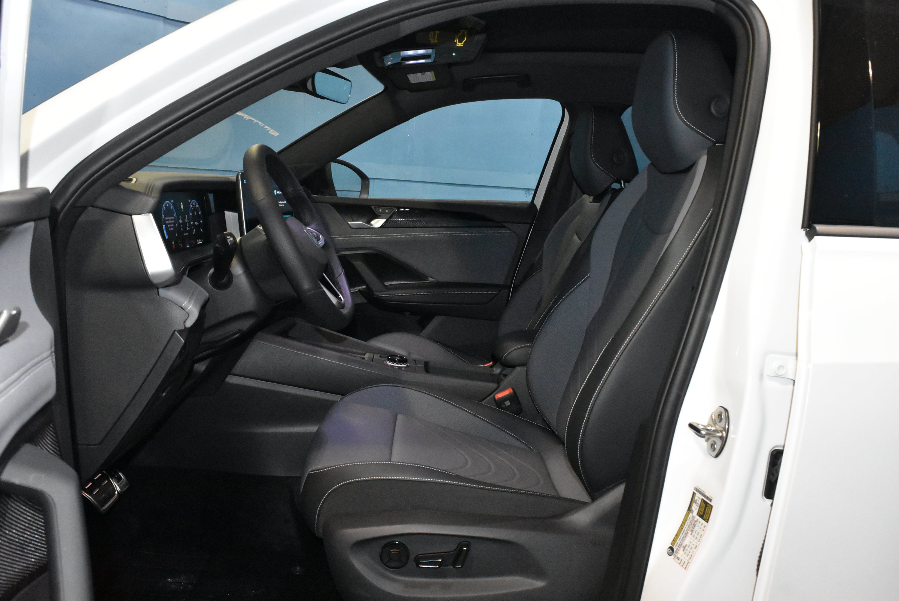 New 2026 Volkswagen Tiguan SE R-Line AWD/4WD image 6