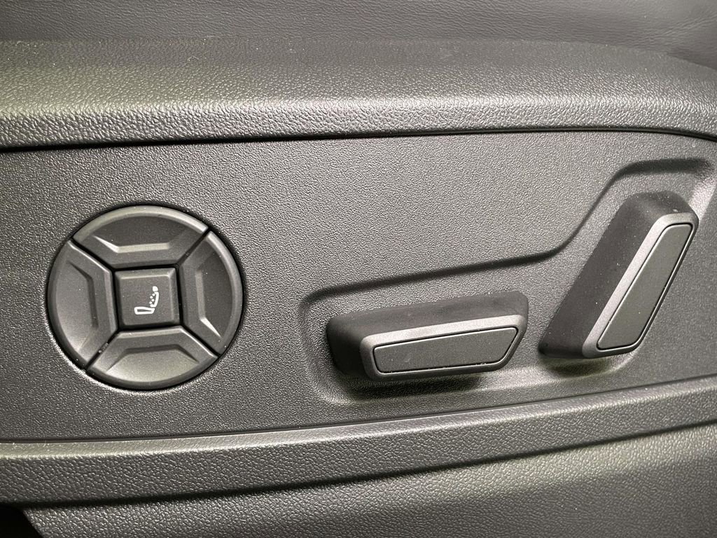 New 2025 Audi SQ5 Prestige image 17