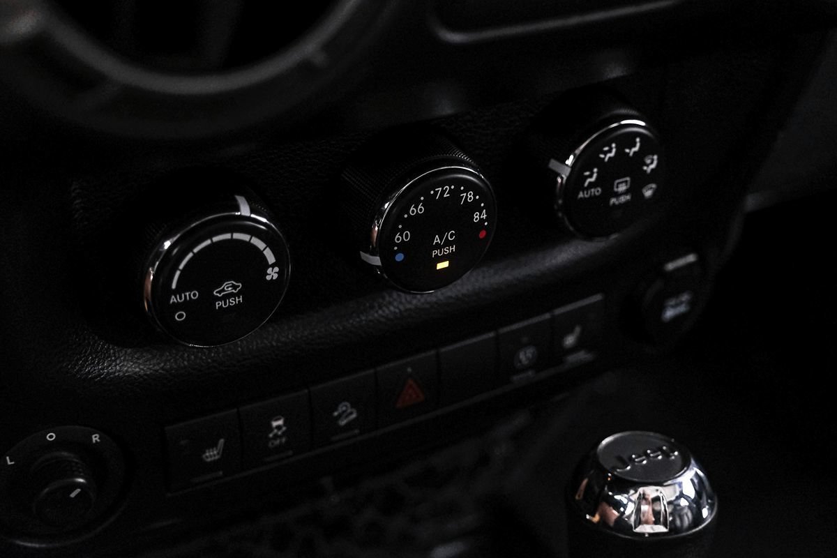 Used 2015 Jeep Wrangler Unlimited Sahara w/ Connectivity Group AWD/4WD image 25