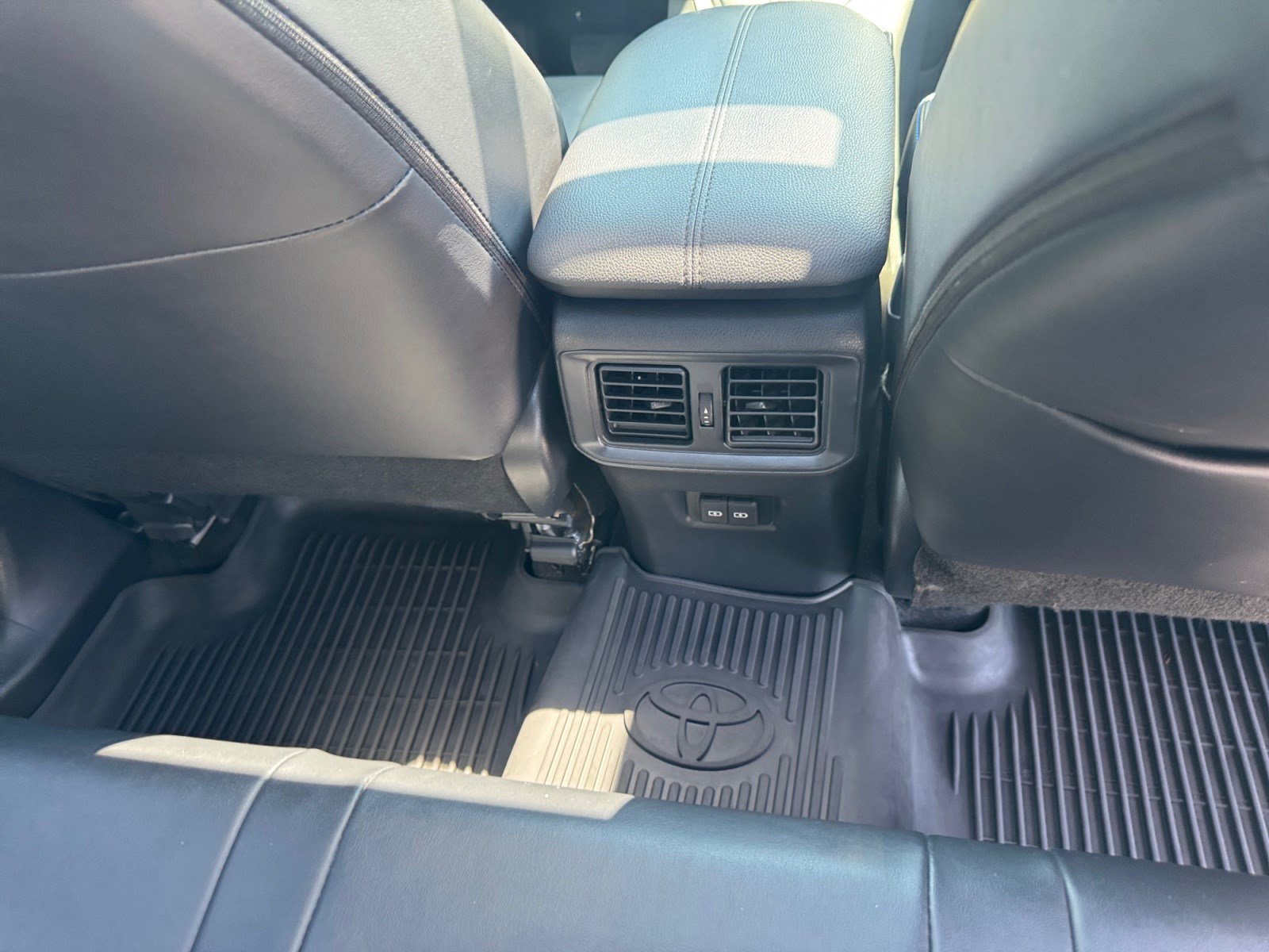Used 2023 Toyota RAV4 XSE AWD/4WD image 32