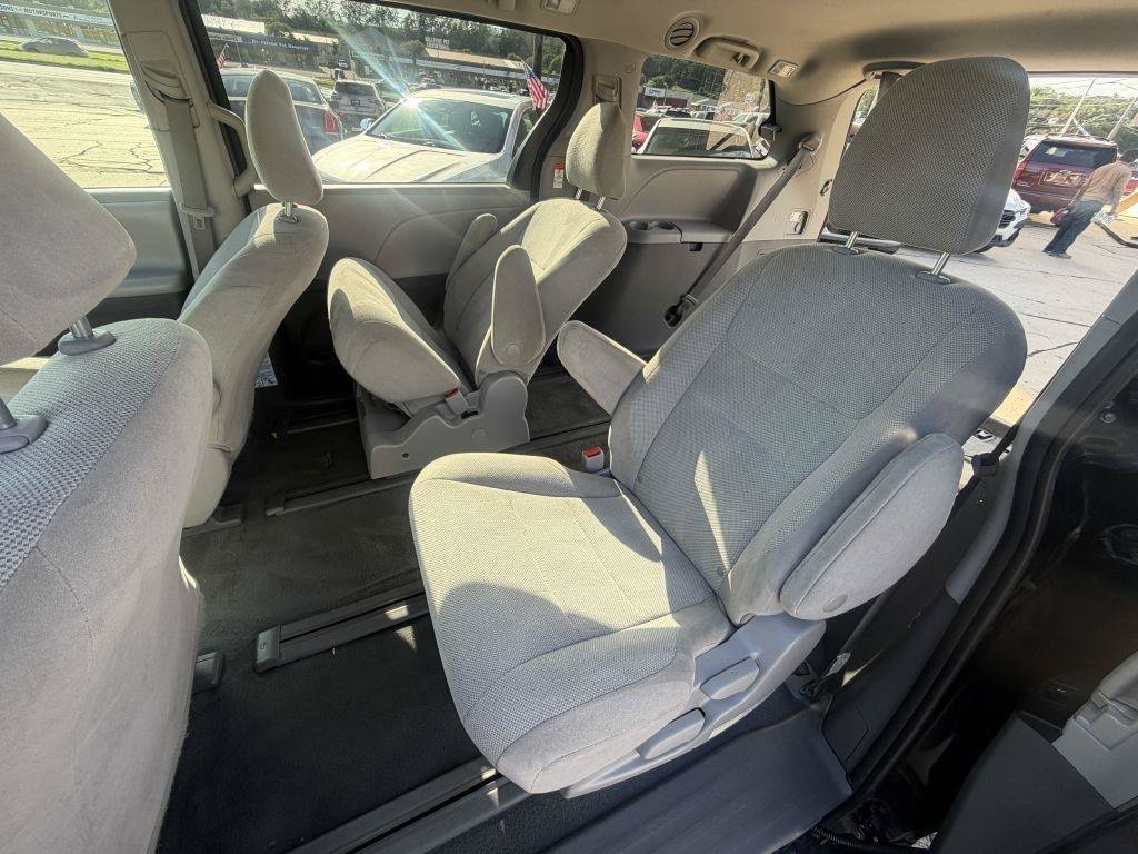 Used 2020 Toyota Sienna L FWD image 11