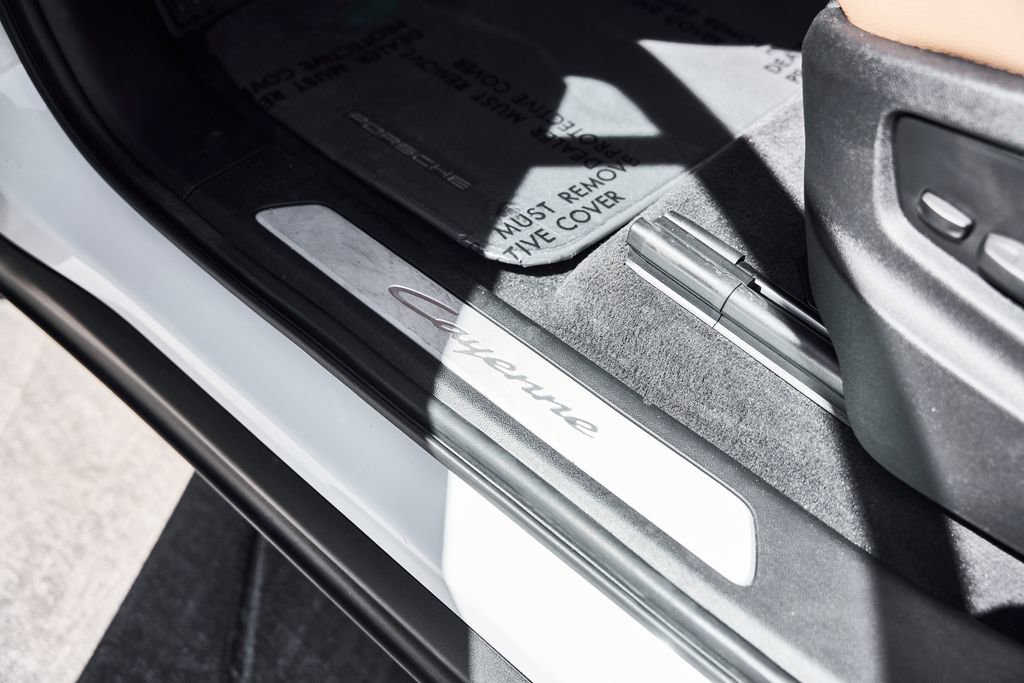 Used 2025 Porsche Cayenne image 33