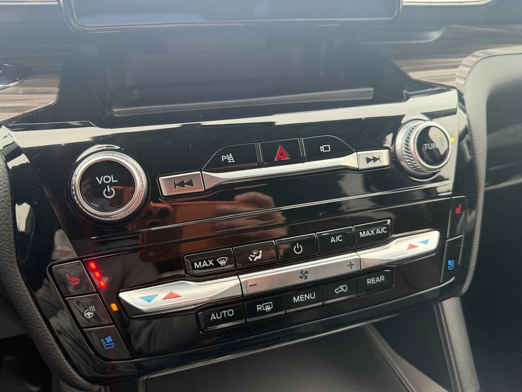 Used 2022 Ford Explorer Limited w/ Equipment Group 301A image 27