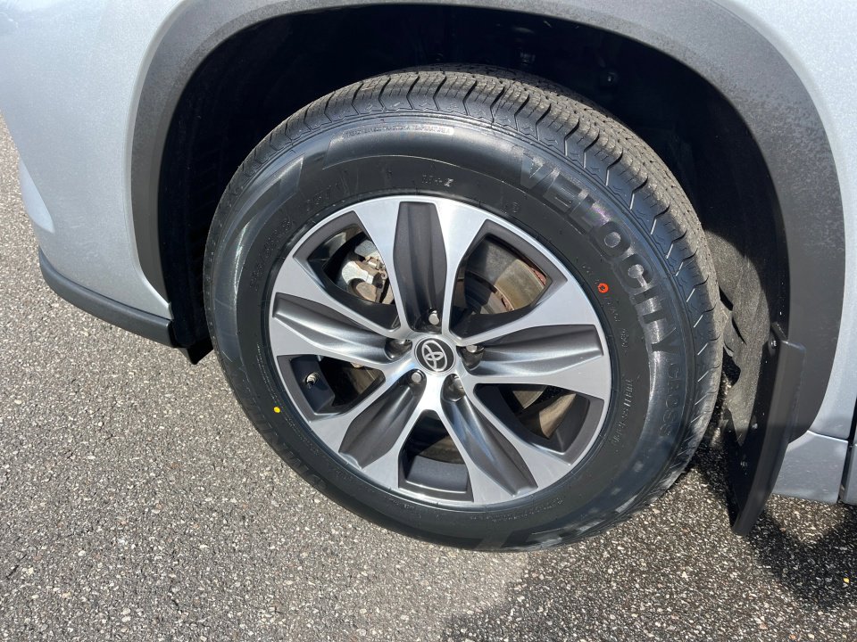 Certified 2025 Toyota Highlander XLE image 30
