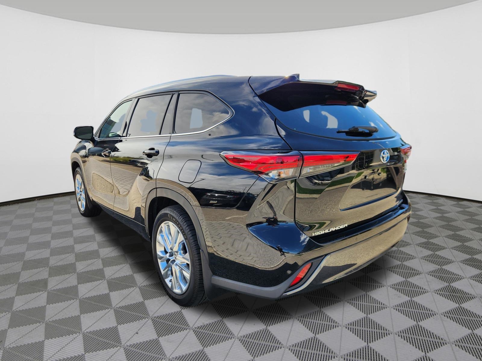 Used 2023 Toyota Highlander Limited AWD/4WD image 3